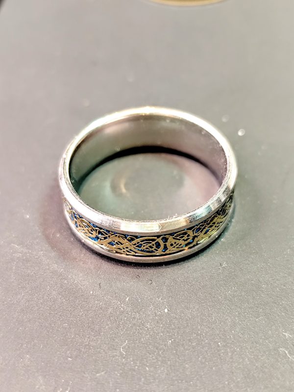 Anel Masculino Aço Inox com Detalhes em Azul e Dourado - Image 4